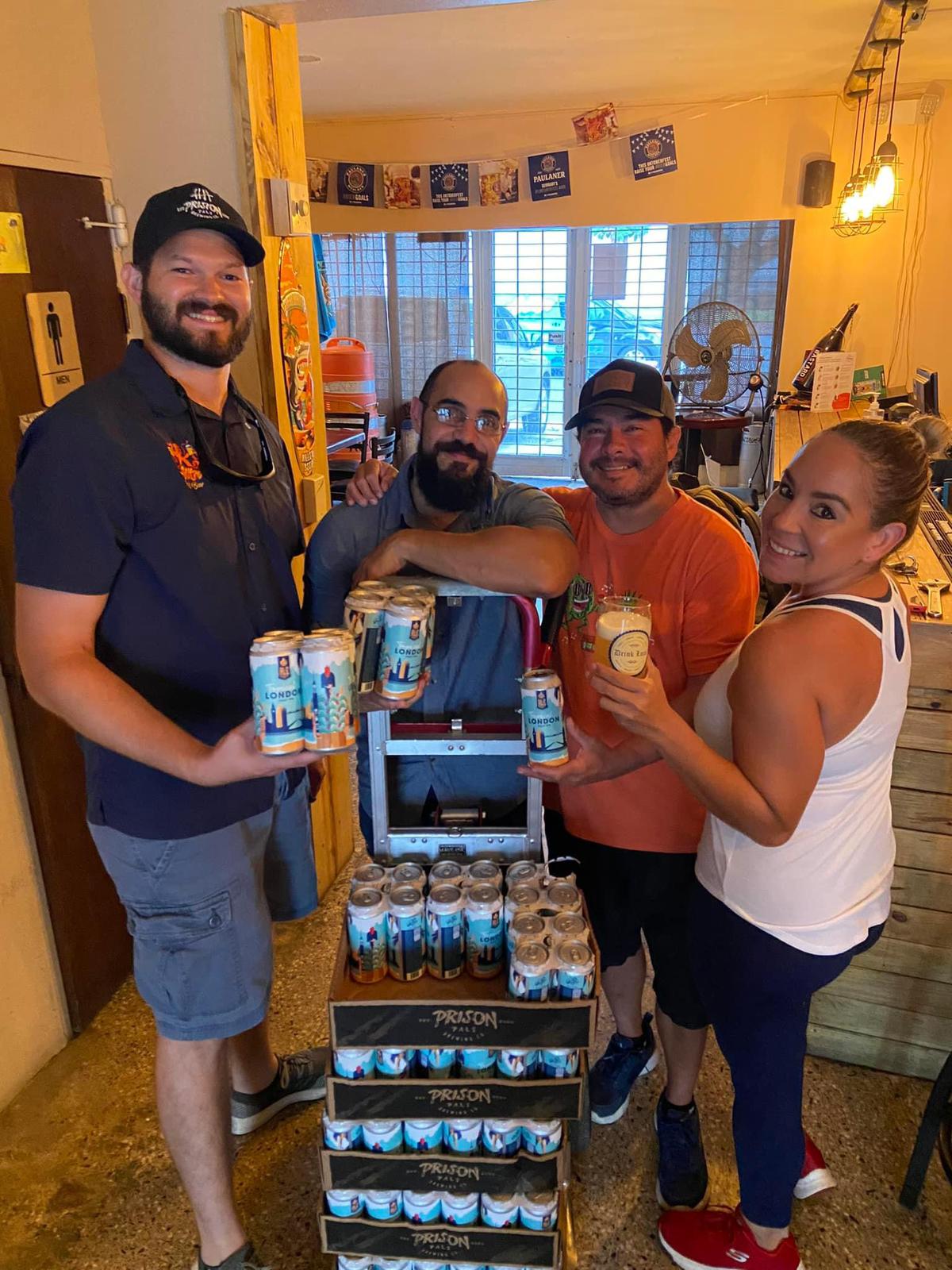 El equipo de Salitre compartiendo cervezas con clientes